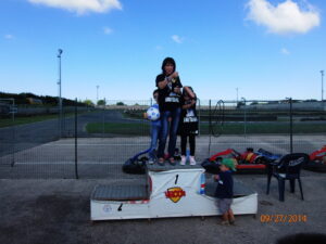 Sul podio, Riccardo, Simona ed Elisa sono pronti per stappare lo spumante!