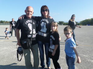 Papa' Giuseppe, Simona, Elisa e Riccardo (che in onore di papa' indossa la maglia coi colori del cielo, tanto cari)